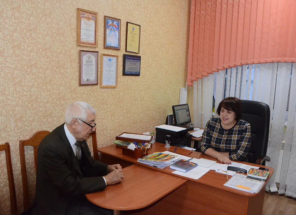 Зуев с директором лицея №50 Шалак