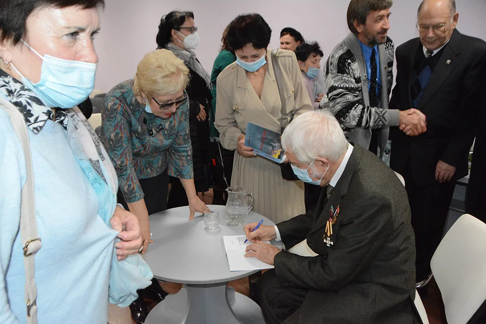 ПРЕЗЕНТАЦИЯ КНИГИ «ЛИКИ ВОЙНЫ» В ГОРОДСКОЙ ЦЕНТРАЛЬНОЙ БИБЛИОТЕКЕ